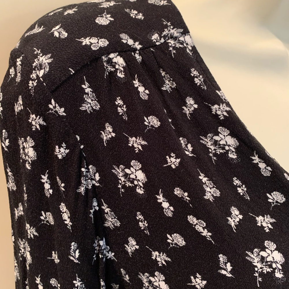 Nordstrom Hinge Black & White floral Blouse Small - Picture 5 of 8